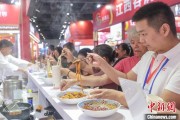 梦见忧愁“嗦粉”经济火热 中国多地“食力”出圈